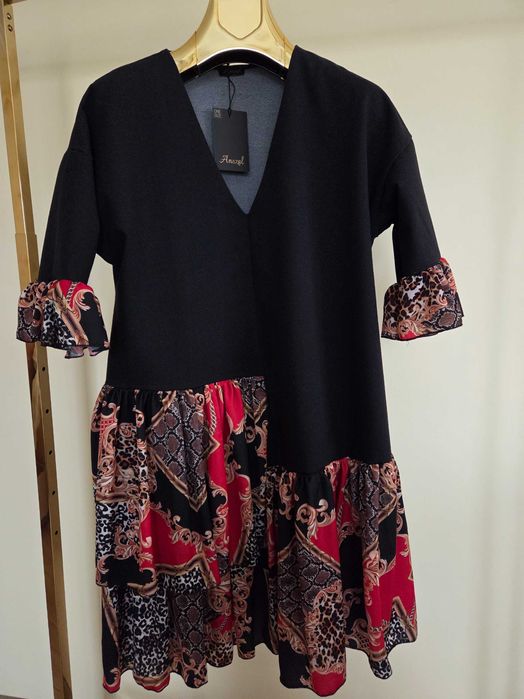 Sukienka elegancka z falbanami