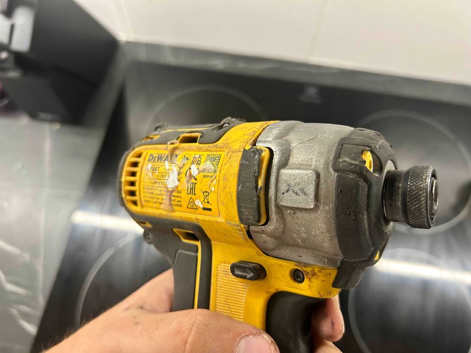 Dewalt DCF887 – zakrętarka udarowa 18V XR, uszkodzona