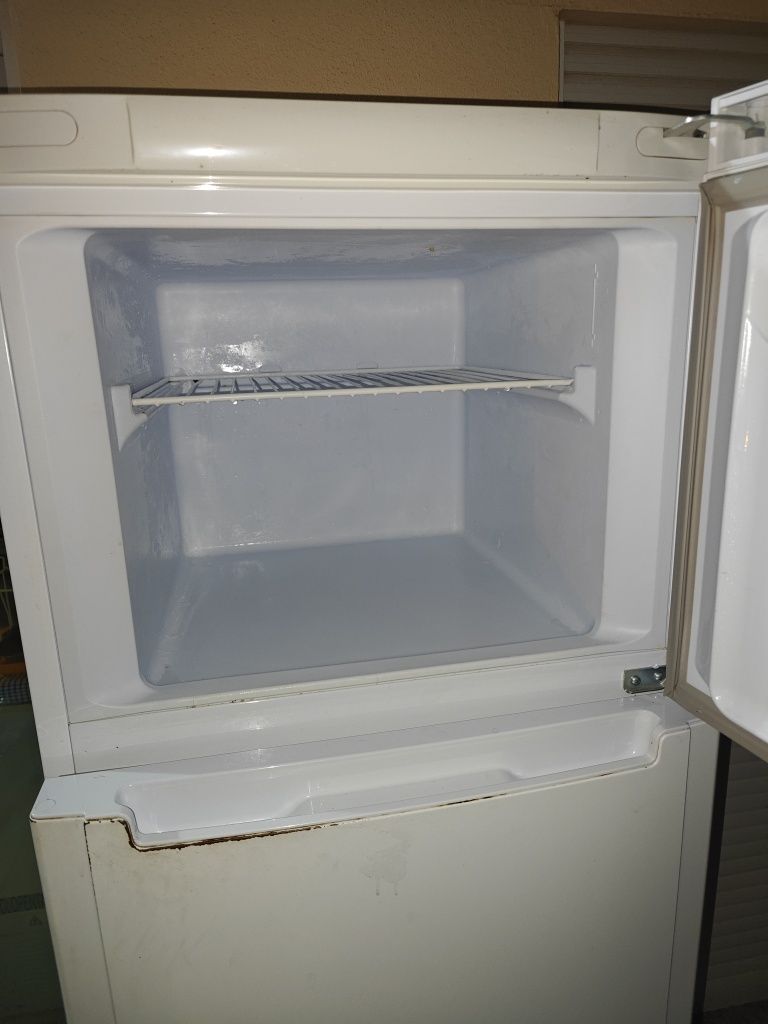 Frigorífico com congelador