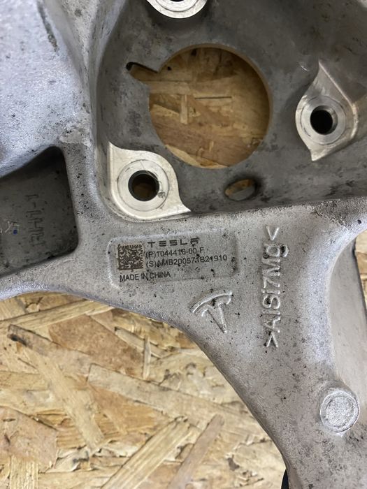 Tesla Model 3 кулак поворотний задній правий , цапфа