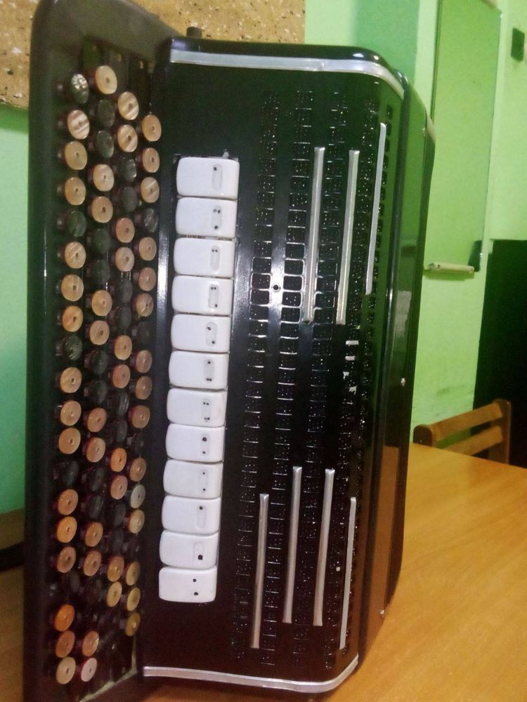 Баян 4 рядний з виборною