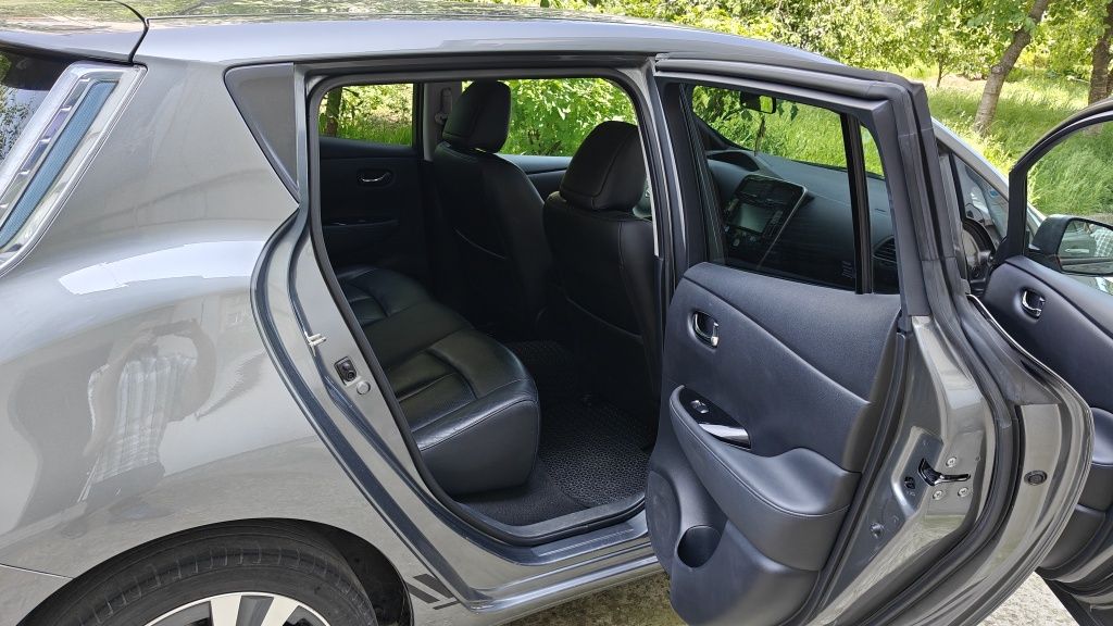 Продам Nissan Leaf .