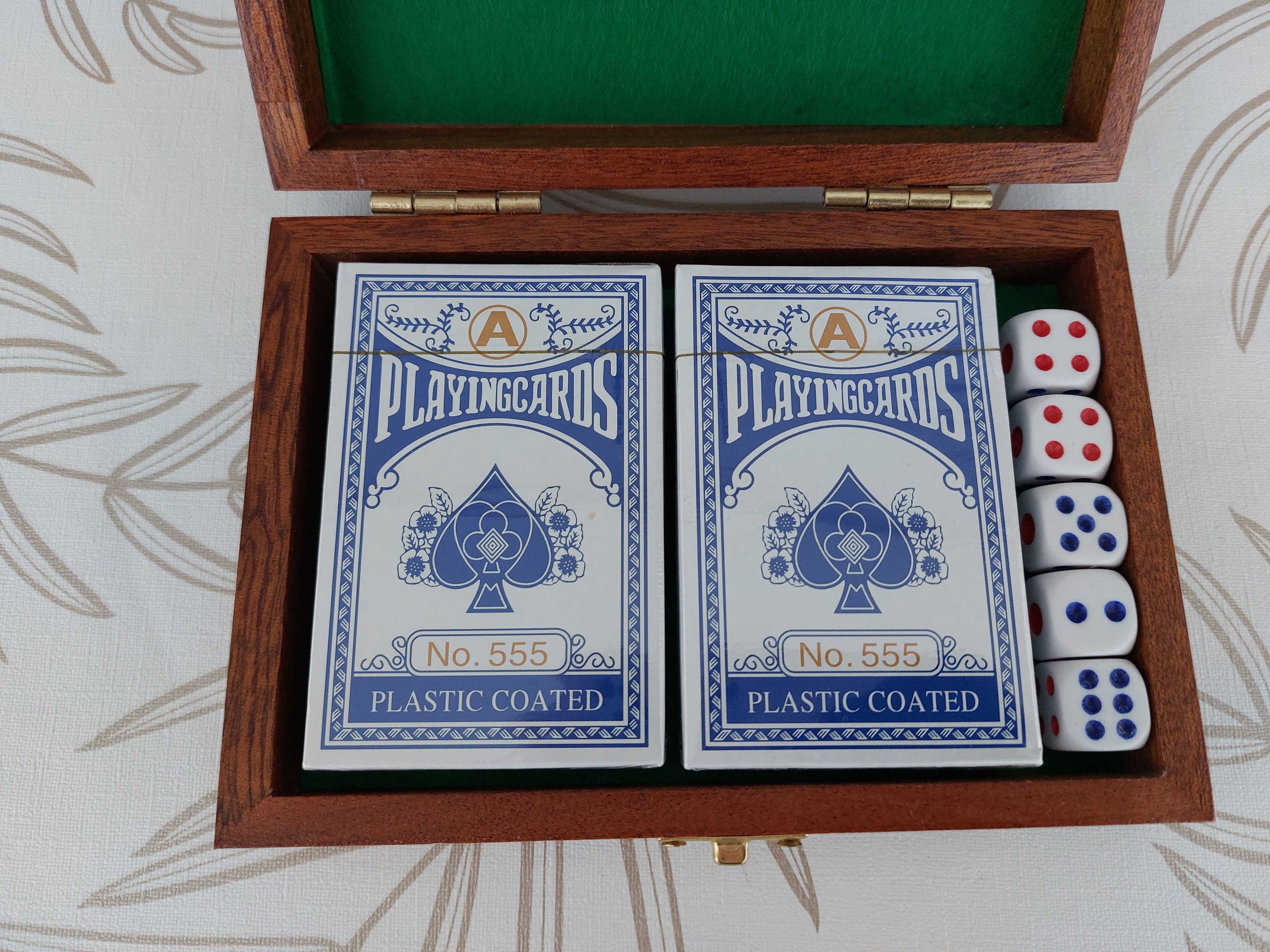 Zestaw do gry, dwie talie nieużywanych kart, 5 kości w szkatułce