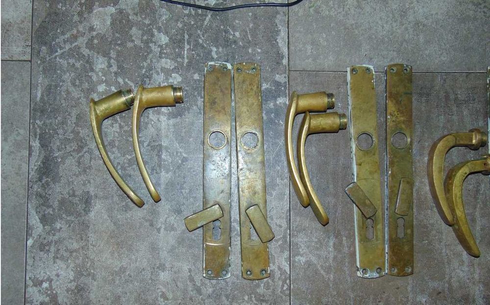 Stare szyldy,klamki,do drzwi,mosiężne,rozstaw 93 mm.cena za 1 kmpl.