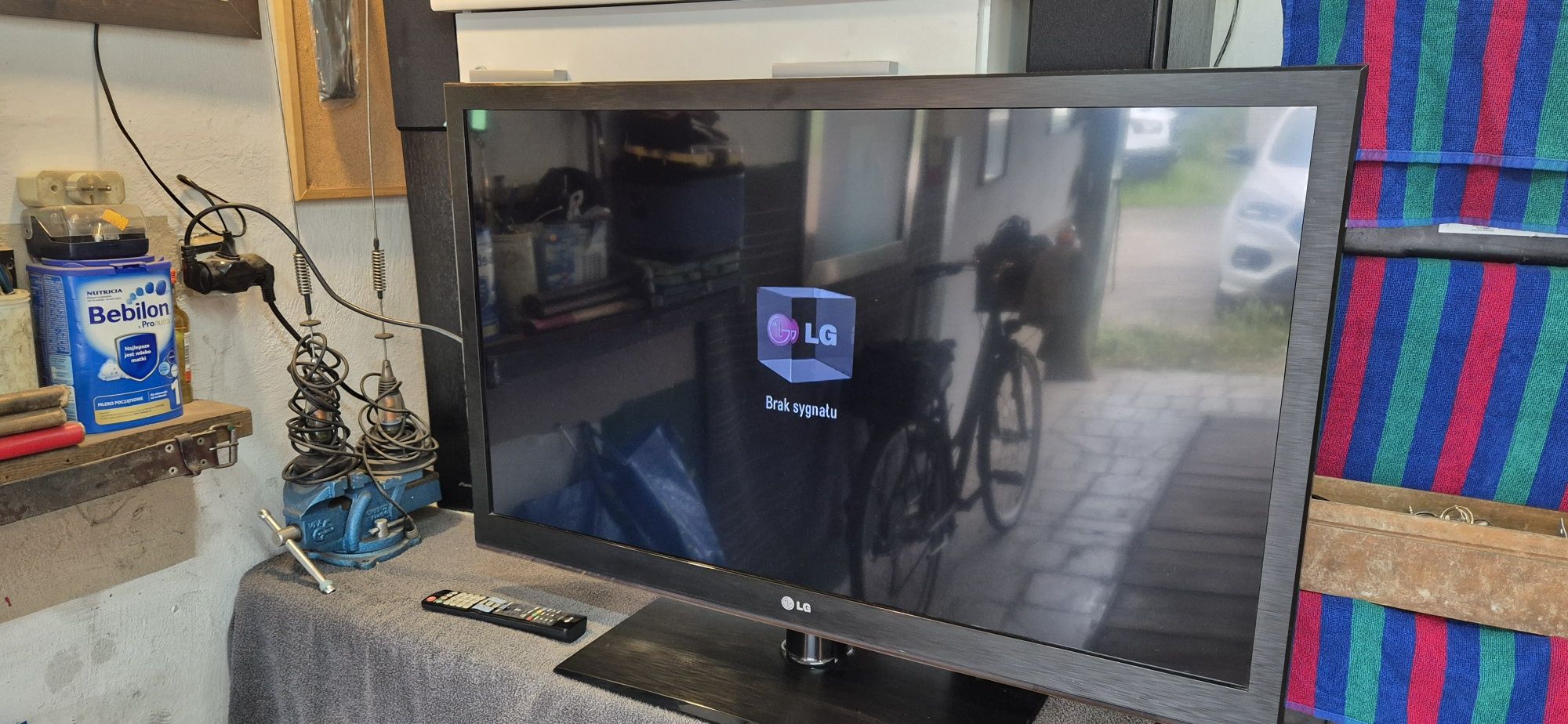 Telewizor LG 42" z dekoderem dvbt i anteną.
