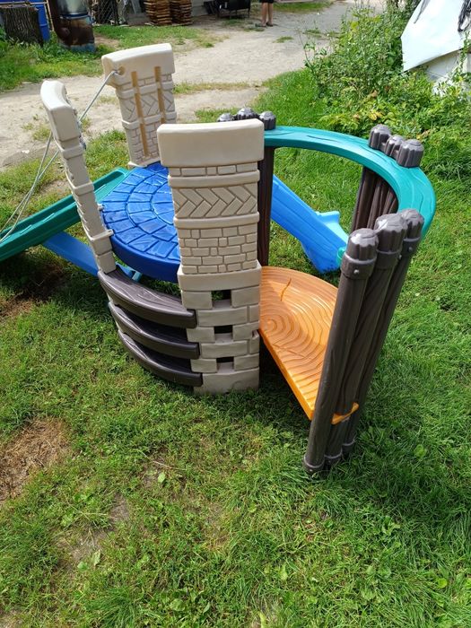 Zamek, plac zabaw, zjeżdżalnia