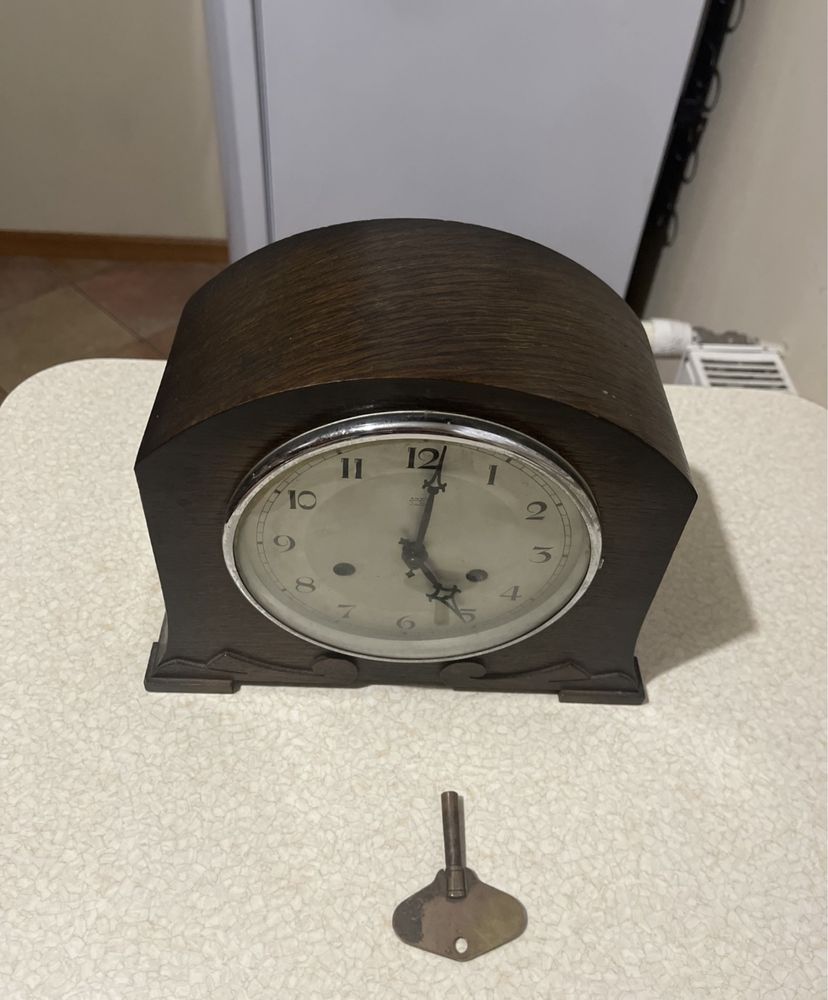 Zegar Perivale drewniany nakręcany 26 cm szerokość