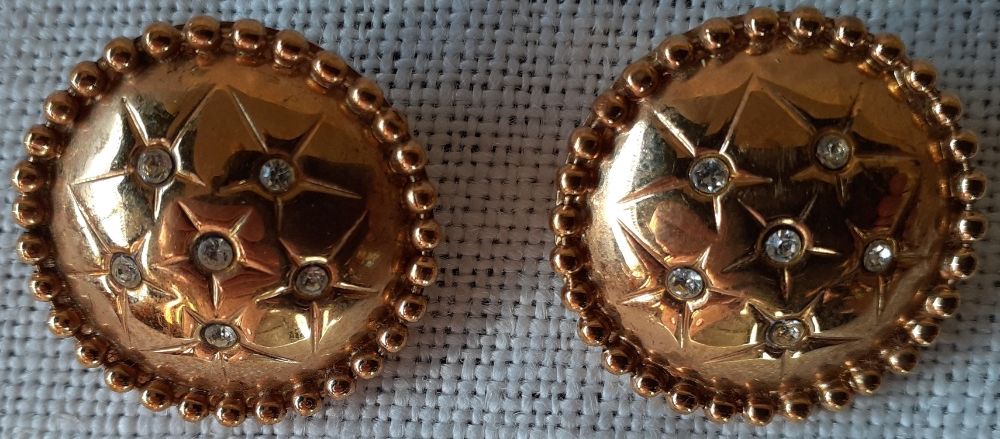 Brincos redondos banhados a dourado com cristais