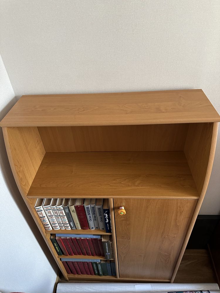 Книжна поличка.