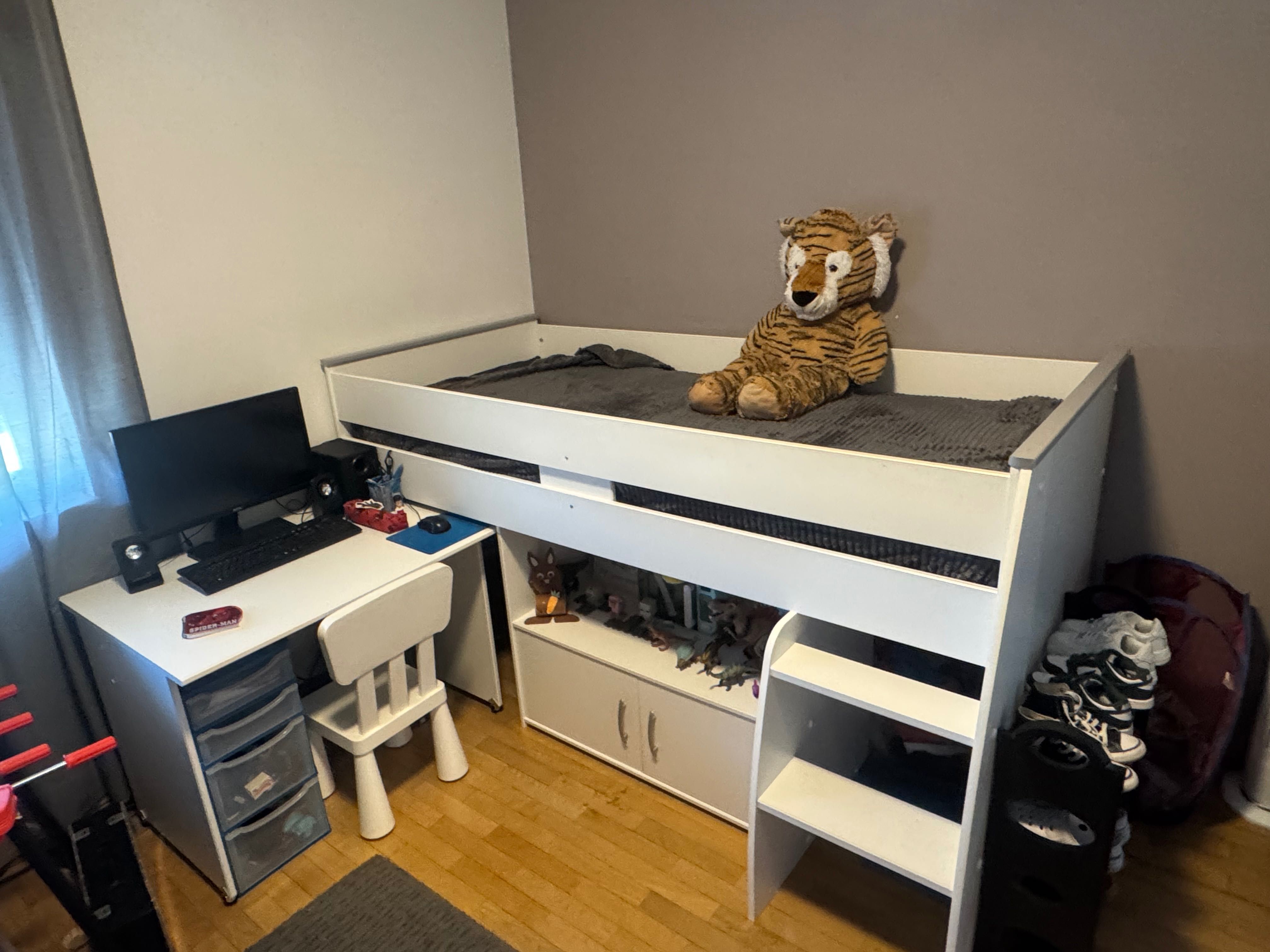 Cama Infantil com Secretária + Armário + Colchão - Semi Nova
