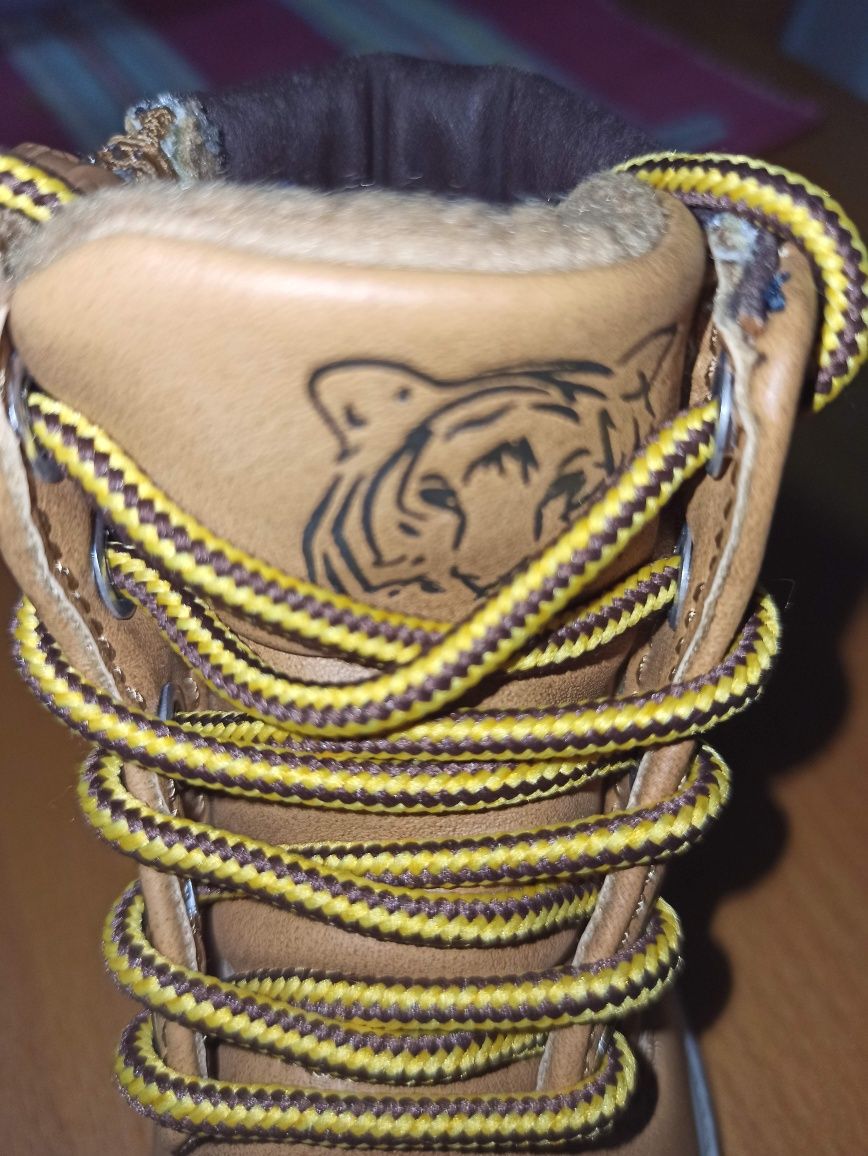 Botas camel em pele  sintética tam20 NOVAS