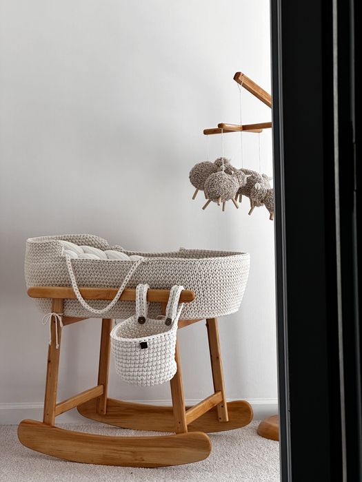 Дитяча вязана люлька