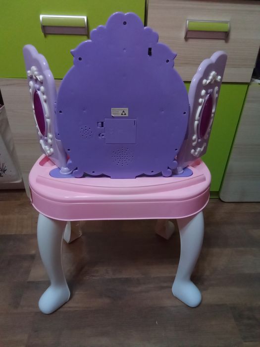 Toaletka z lustrem i krzesełkiem dla dziewczynki