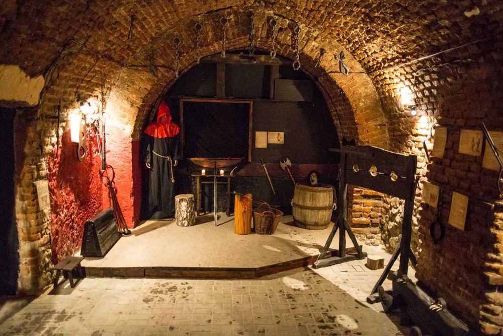 Odstąpie atrakcję turystyczną - sala tortur, Piwnica Kata