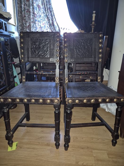 Duas cadeiras antigas em madeira e couro gravado com pregos em latão –