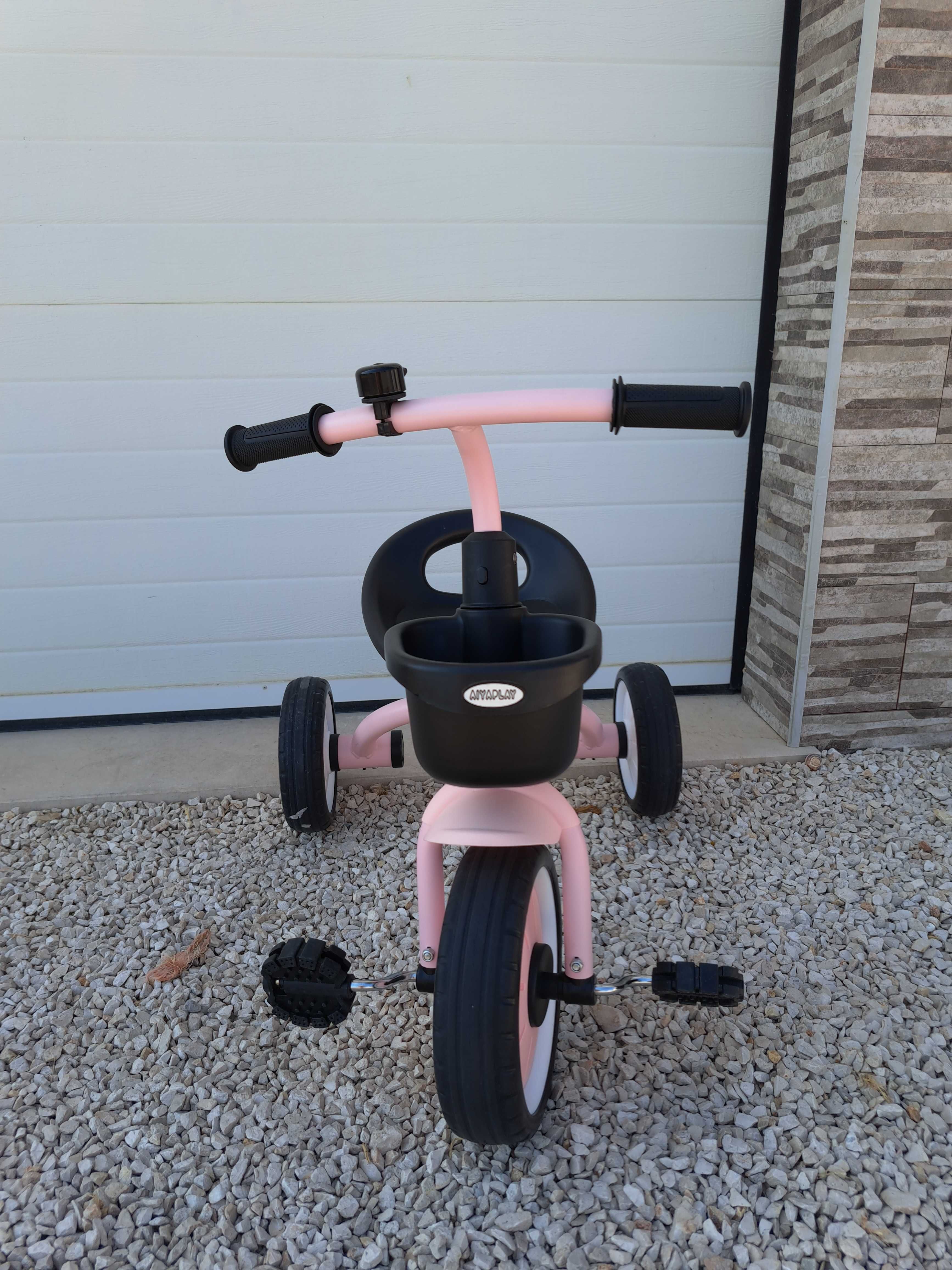 Triciclo de criança com pedais