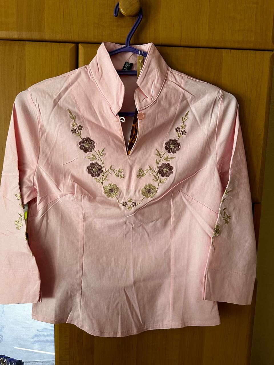 Блуза з вишивкою