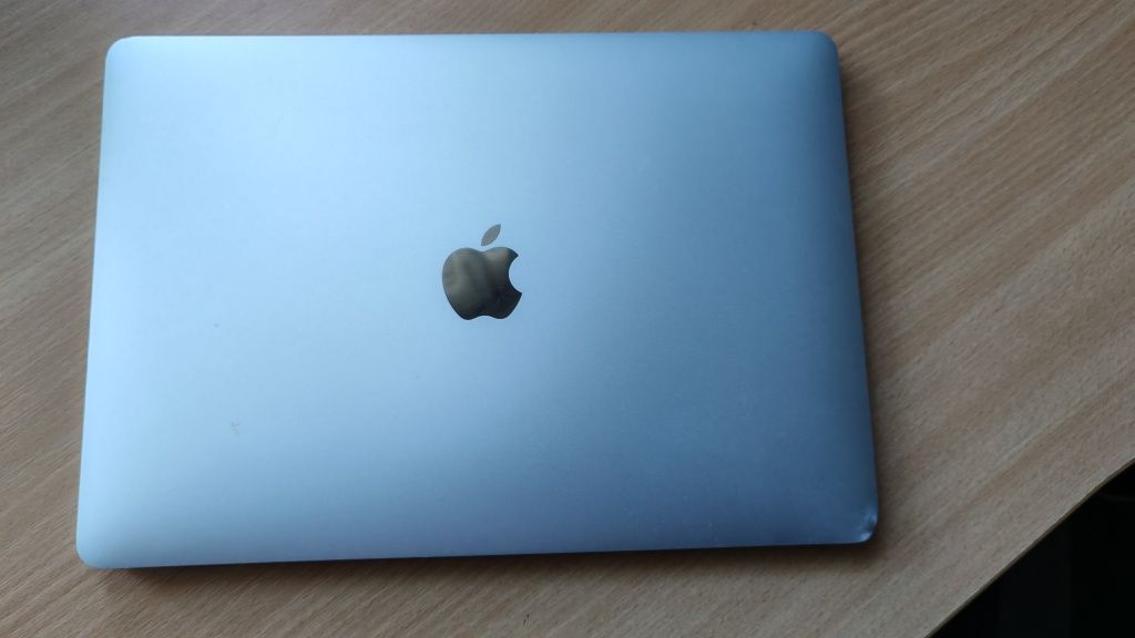 Продам MacBook Pro 13" 256Gb Retina Silver Touch Bar 2020
