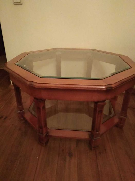 Столик журнальный. Дерево. Сделано в Европе.