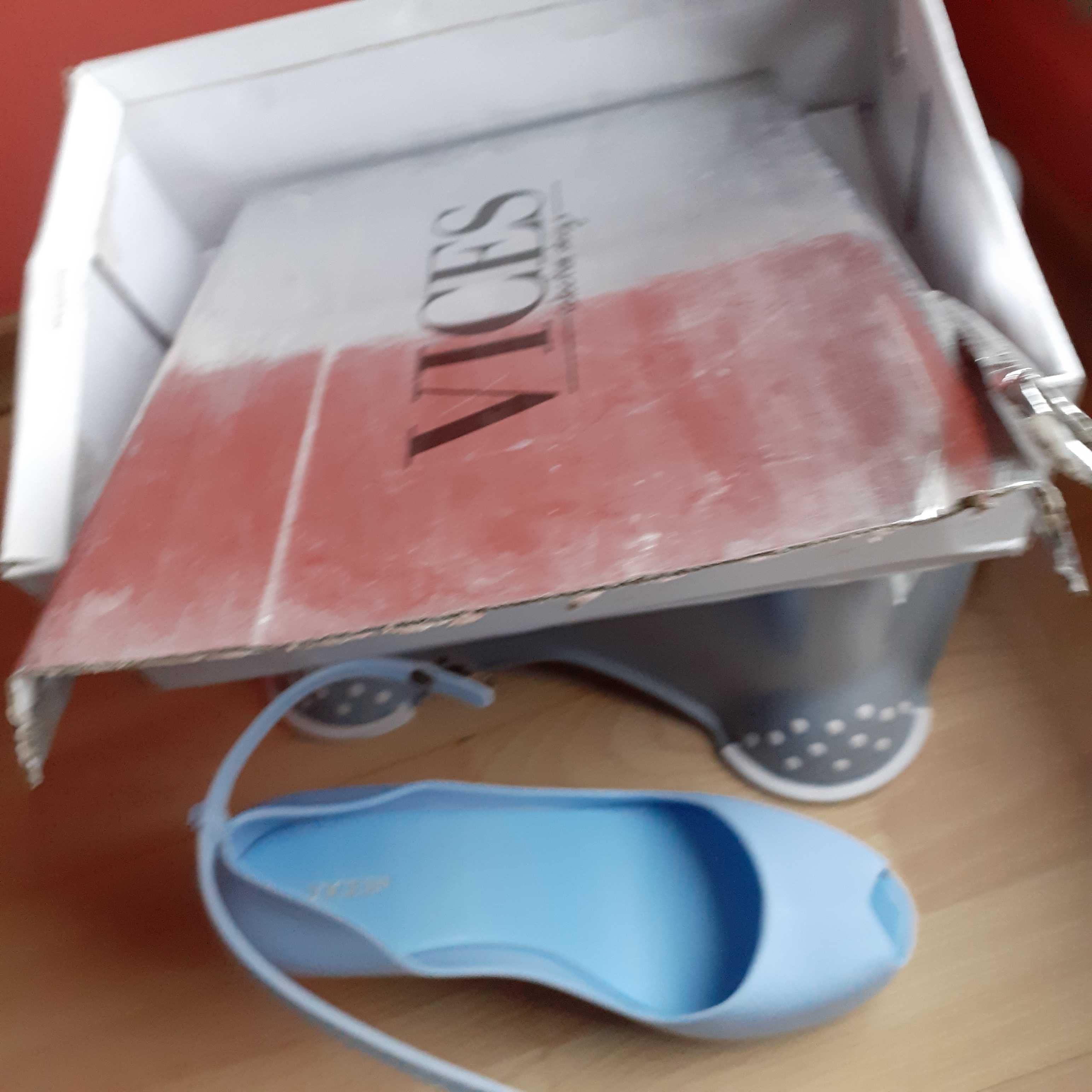 Błękitne sandały na koturnie Vices (guma) 38/39