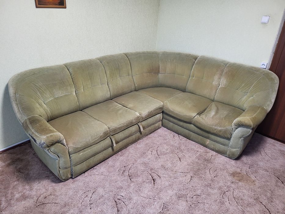 Кутовий диван в доброму стані