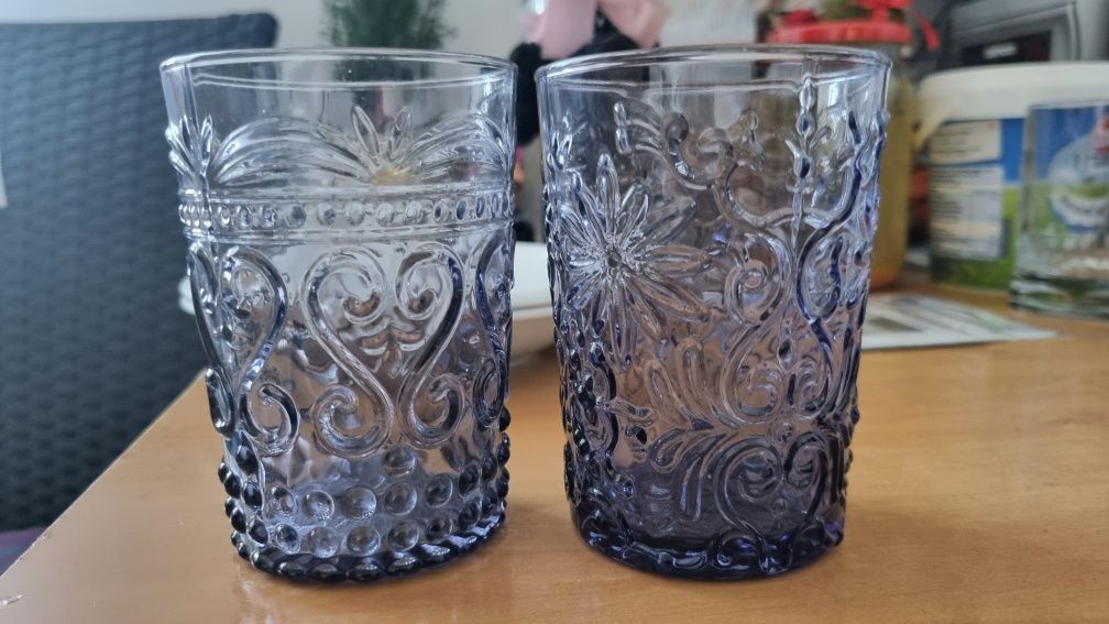Piekne szklanki z fioletowego szkła
