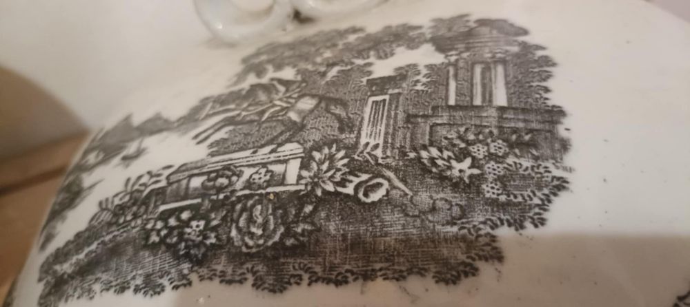 Grande e pesada terrina Cavalinho em preto Sacavém não marcada
Envi