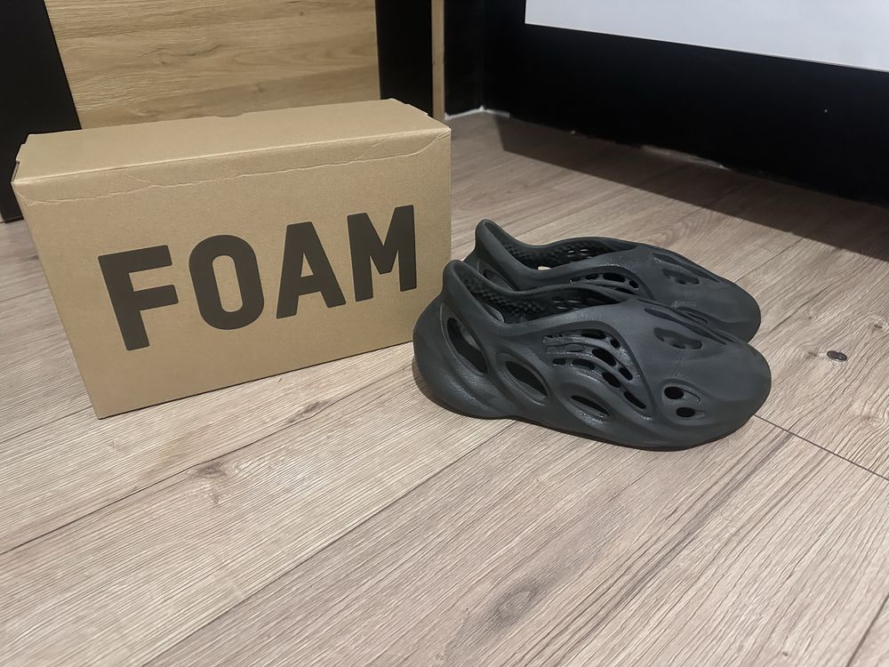 Yeezy rnr foam carbon