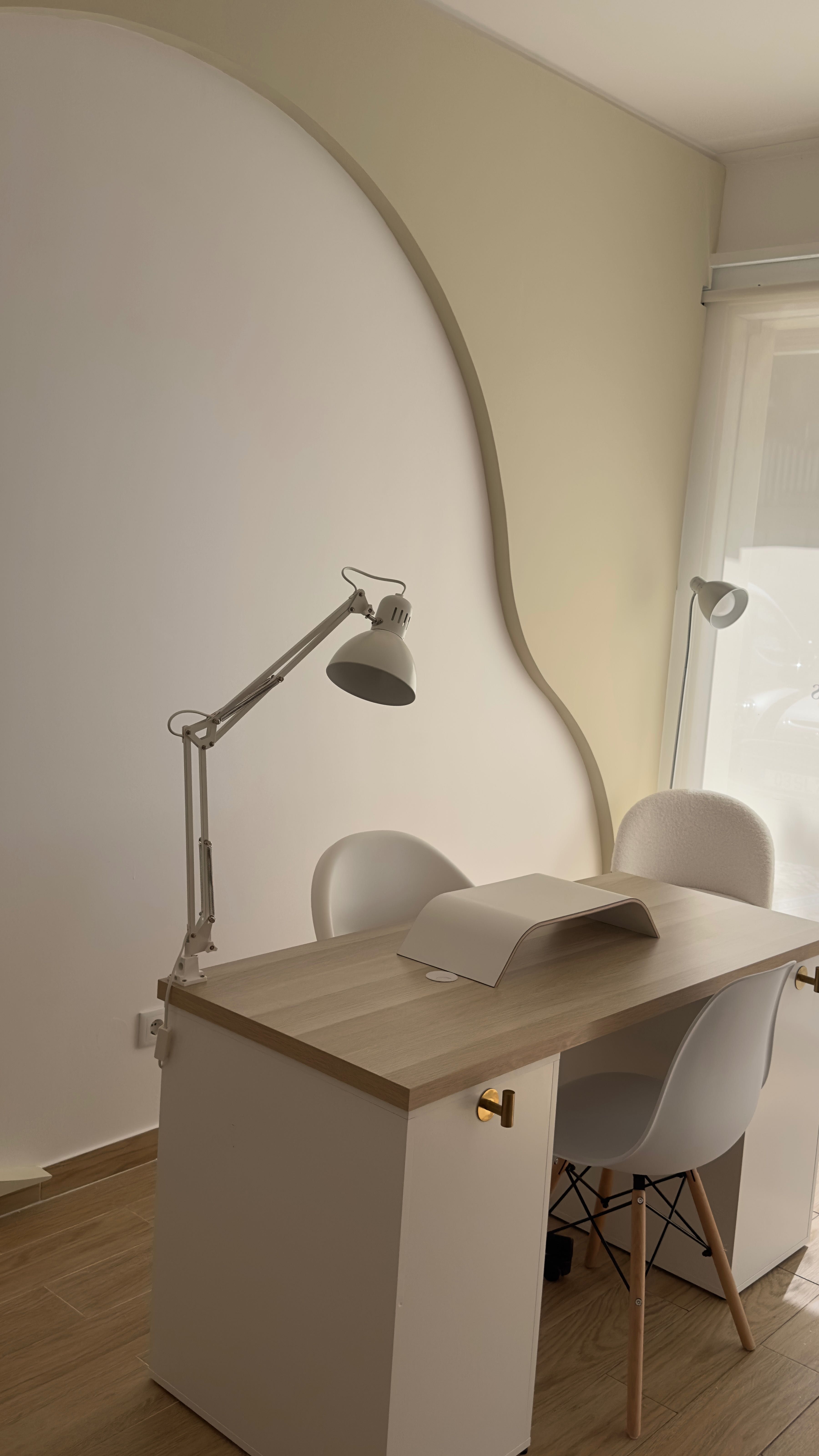 Aluga-se mesa para manicure