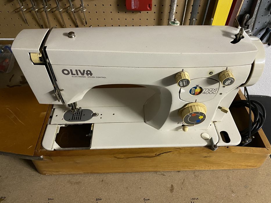 Oliva Maquina de costura electrica com Pedal