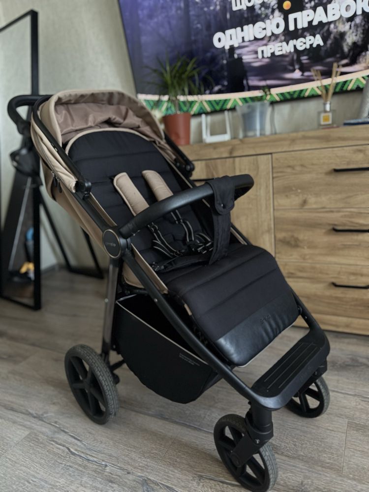 Прогулянкова коляска CARRELLO Bravo Plu
