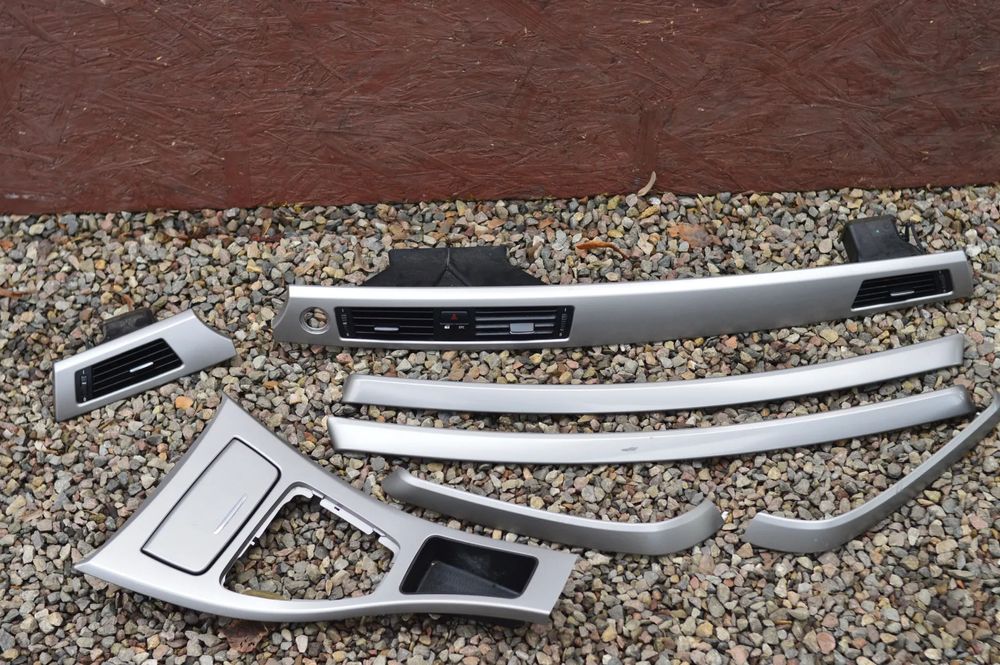 BMW E91 / E90 ORYGINALNY KOMPLET DEKORÓW / LISTWY OZDOBNE W KOLORZE SREBRNYM POD SYSTEM STAR-STOP + KRATKI NAWIEWU O NR. 51 16 7 137 484 / 51 16 7 137 485 / 7 137 484 / 7 121 472 OEM