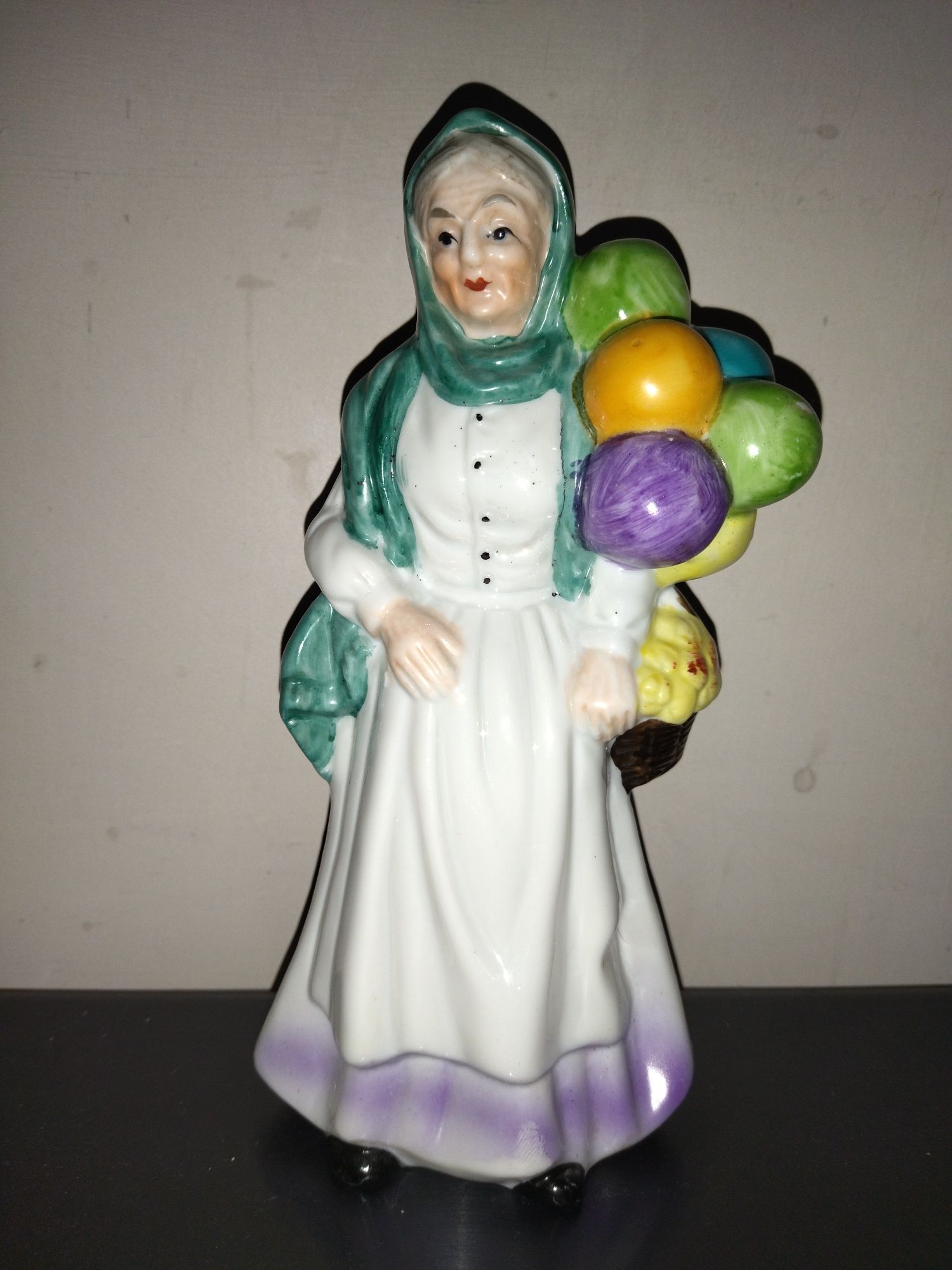 Вінтажна керамічна статуетка "продавець кульок"