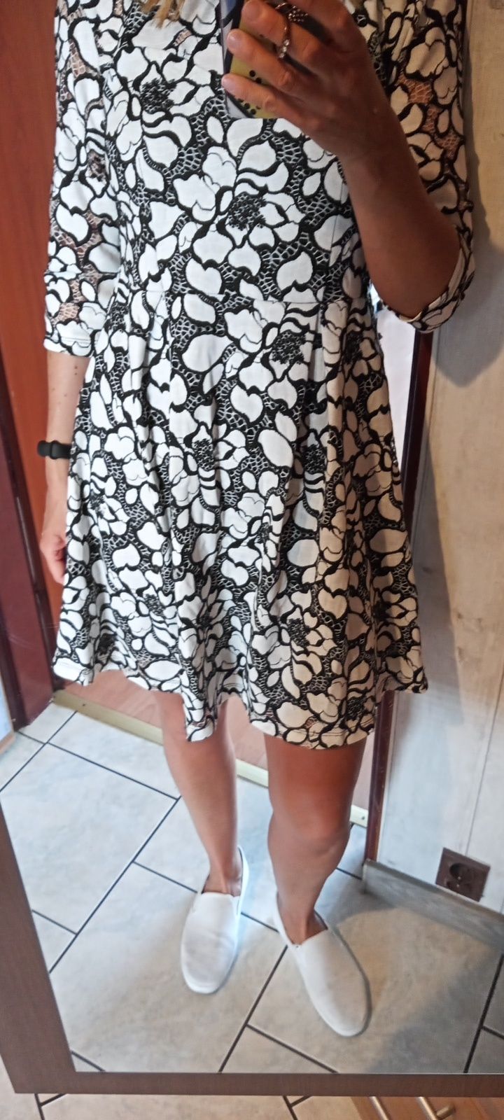 Biało-czarna rozkloszowana sukienka z rękawem 3/4 rozmiar 36