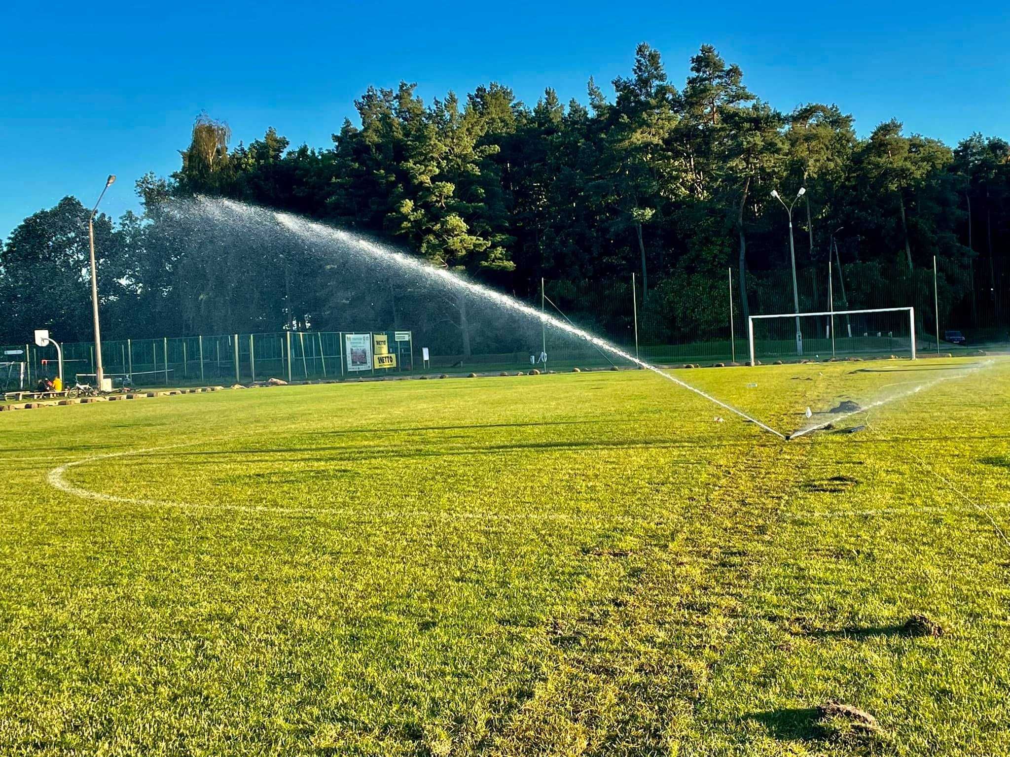 Nawadnianie Stadionów, Boisk