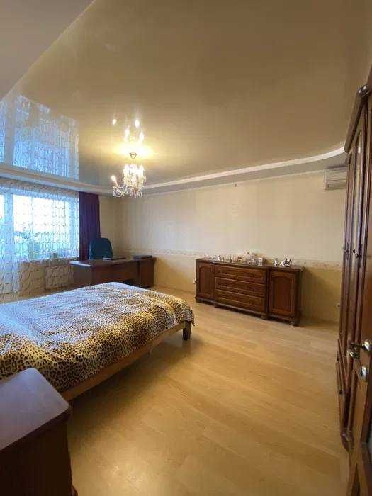 Продається 1/2 частки власності  у квартирі-студії на березі Дніпра