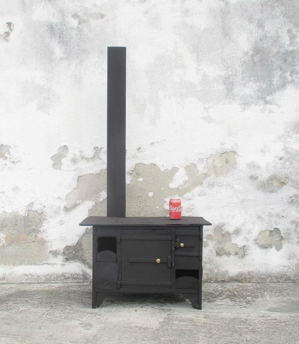 Antigo fogão pequeno em ferro