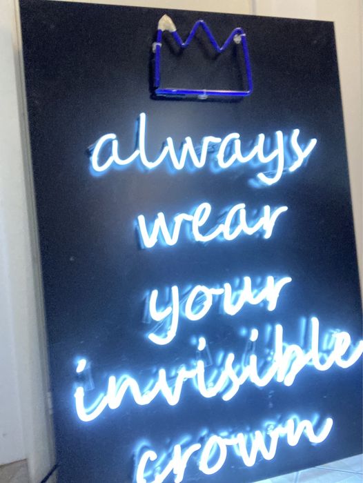 Modny neon “ always wear your invisible crown”