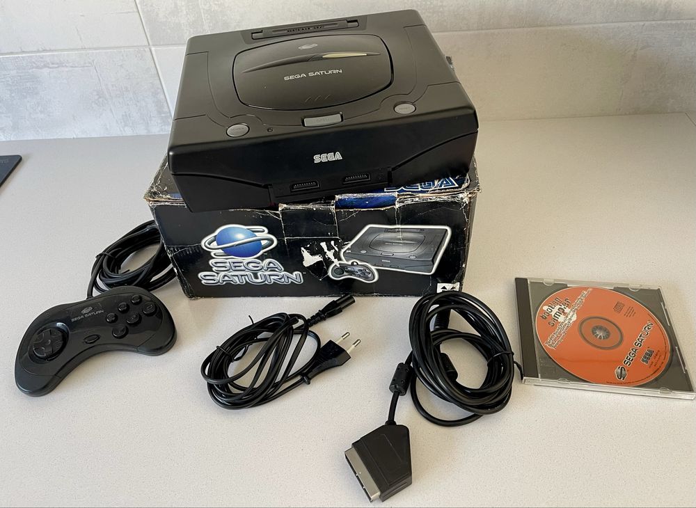 Sega Saturn — Consola Retro (com caixa original)