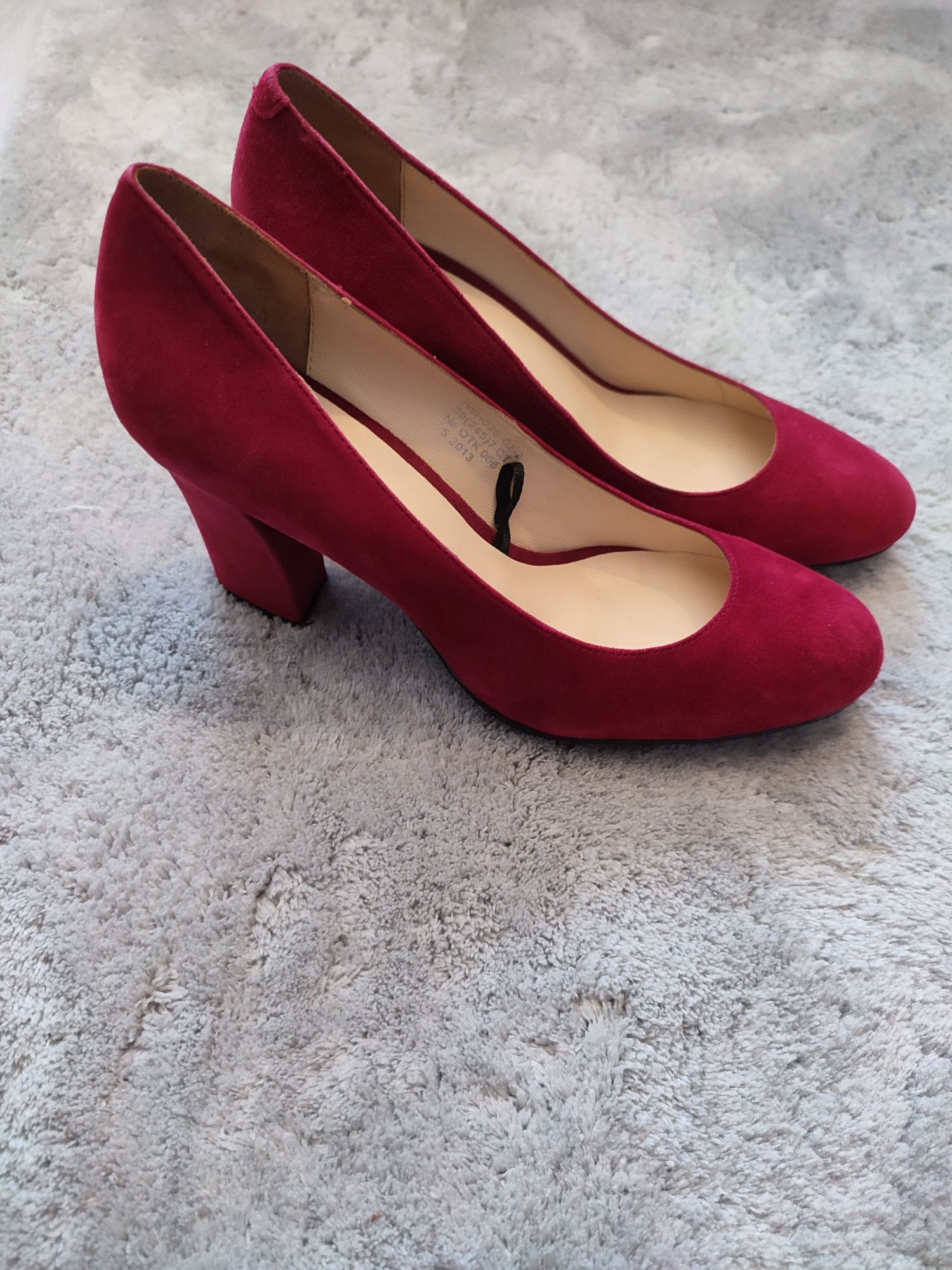 Nowe Buty na obcasie rozm 39