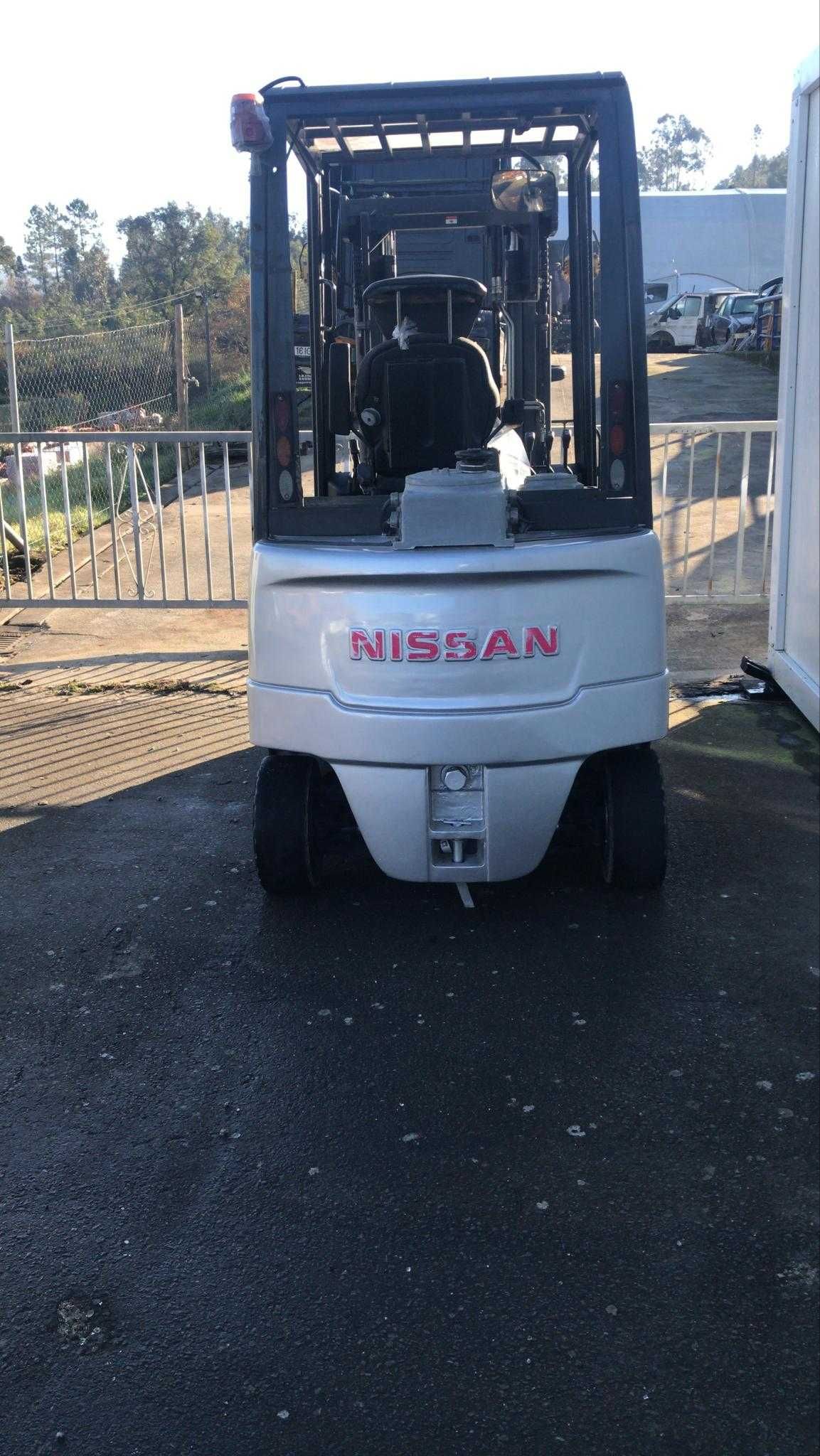 Empilhador Nissan - com bateria nova - ano 2013