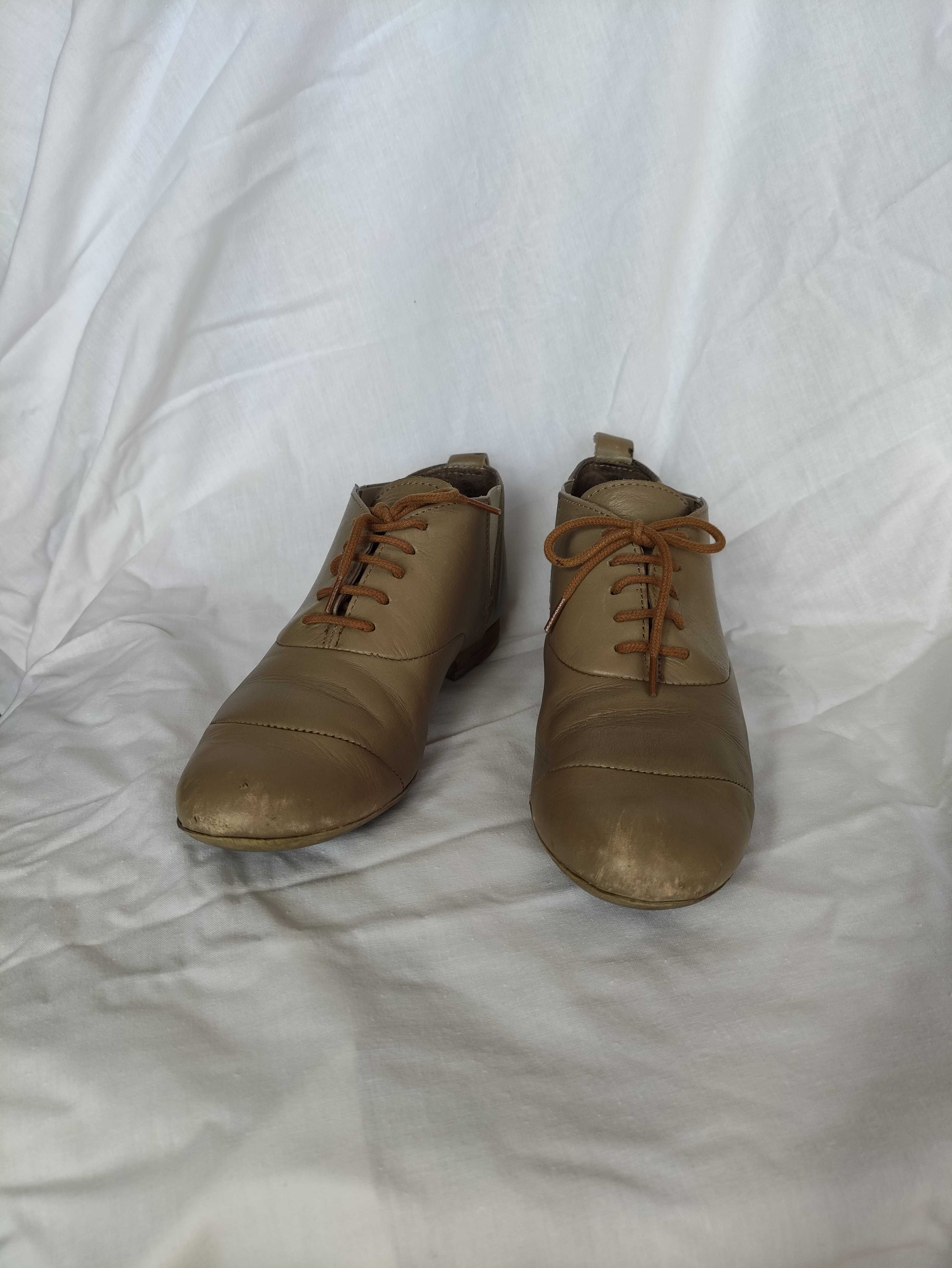 Sapatos rasos, beges, fechados, com cordões, estilo dança