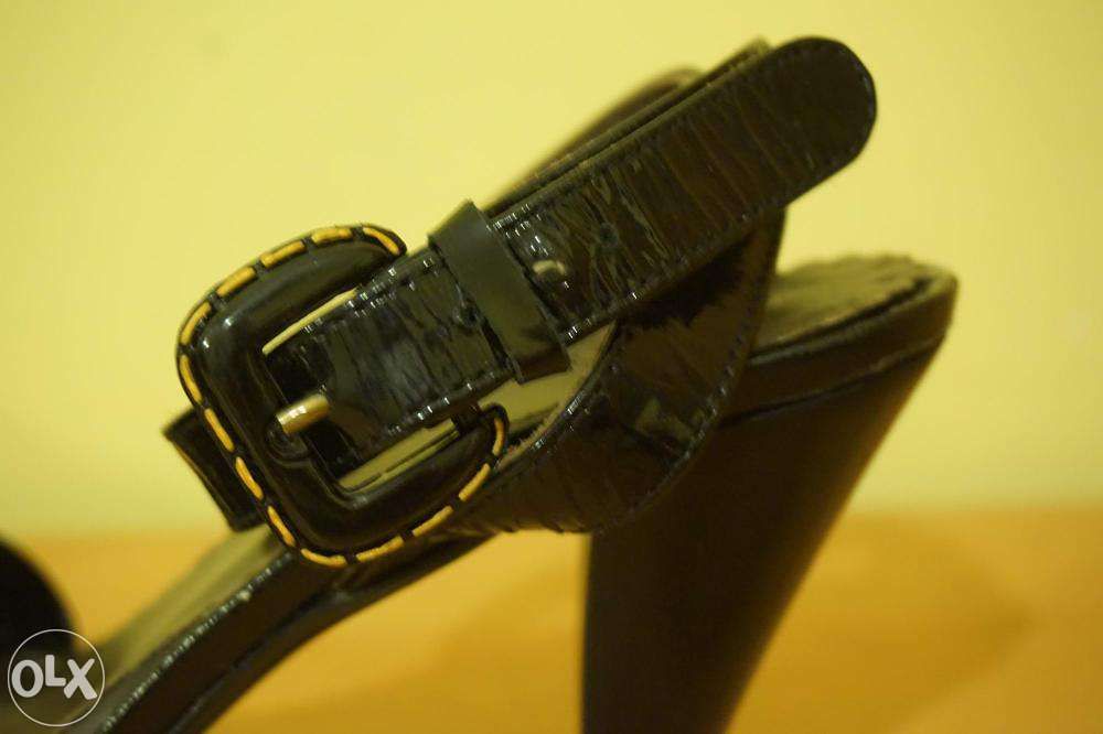Sandały z czarnej lakierowanej skóry
