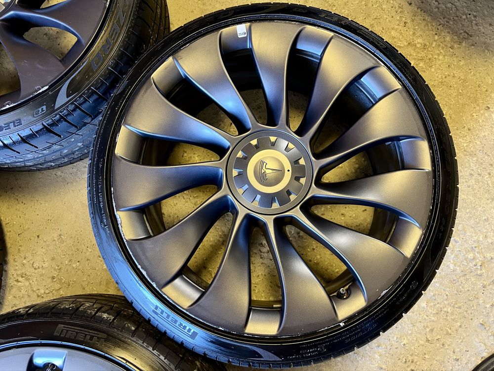 Komplet kół letnich TESLA Uberturbine 235/35R20. Felgi 5x114.3.