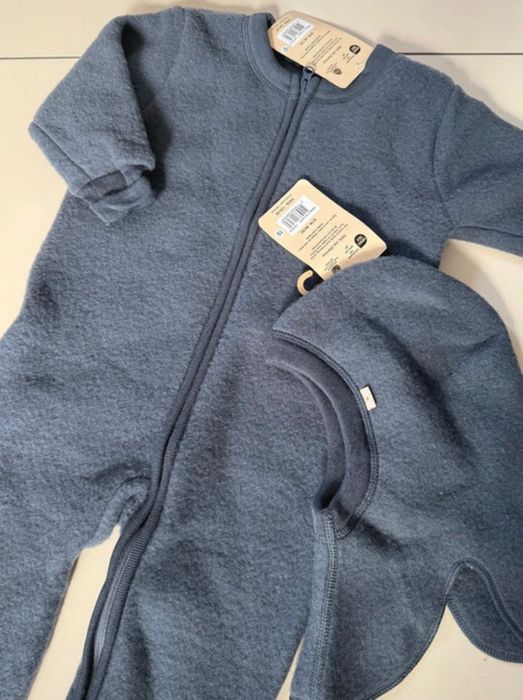 Granatowy kombinezon z wełny merino z kominiarką dla chłopca