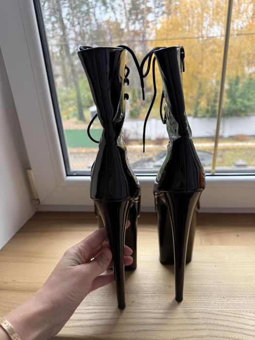 Стріпи pleaser в гарному стані 38