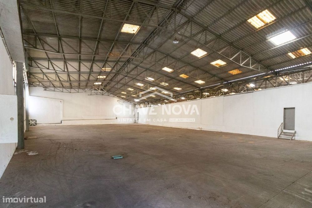 Armazém industrial para arrendamento em Santa Maria de Lamas