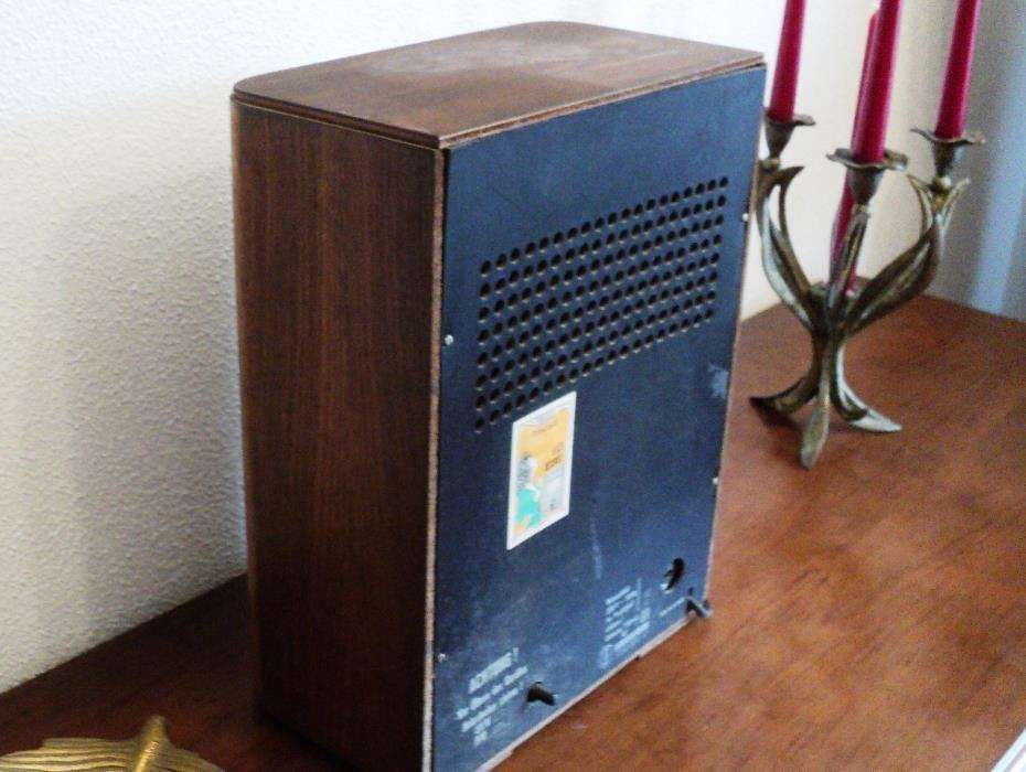 Radio antigo de madeira dos anos 70-80 - a tocar bem