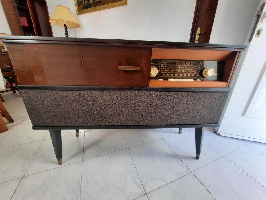 Móvel Com Rádio e Gira Discos Schaub Lorenz