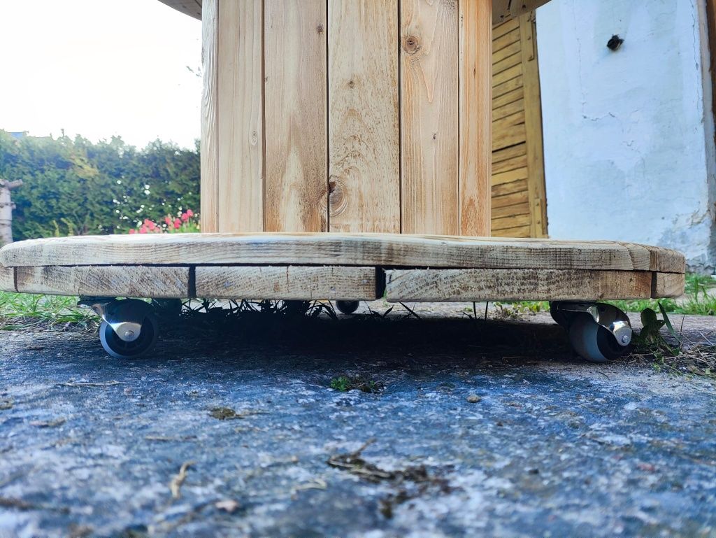 Niepowtarzalne stoliki z bębnów po kablach